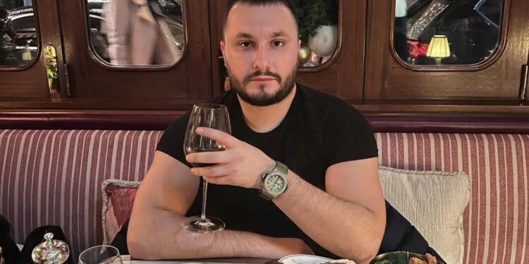 Dor Puka, specialisti i grabitjeve në Angli, për The Telegraph: Qeveria nuk ka arritur të dëbojë në 10 vitet e fundit 
Dorian Puka, 29 vjeçari shqiptar, i cili ka përjetuar burgosje dhe dëbim dy herë për aktet e tij të grabitjes, organizoi një festë luksoze për të kremtuar 10-vjetorin e tij në Mbretërinë e Bashkuar, të rrethuar nga valltarë dhe shampanjë të shtrenjta në një klub të njohur nate.