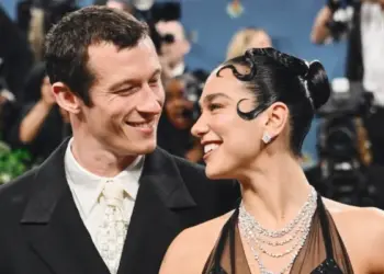 Dua Lipa dhe Callum Turner në prag të martesës? Zbulohen detajet për ceremoninë në Liqenin e Como-s.