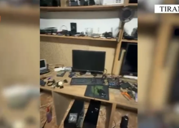 Dy kushërinjtë në Tiranë arrestohen për transformimin e banesës në laborator prodhimi ekstazie