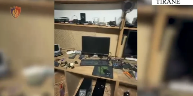 Dy kushërinjtë në Tiranë arrestohen për transformimin e banesës në laborator prodhimi ekstazie