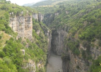 Dy persona të zhdukur në kanionet e Osumit, gomonia që transportonte 22-vjeçarin u përmbys gjatë operacioneve kërkimore për 42-vjeçarin.