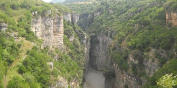 Dy persona të zhdukur në kanionet e Osumit, gomonia që transportonte 22-vjeçarin u përmbys gjatë operacioneve kërkimore për 42-vjeçarin.