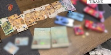 Dy shtetase nga Kazakistani arrestohen për ushtrim prostitucioni në një apartament të marrë me qira në Tiranë, ndërsa një 33-vjeçar është në proces hetimi.