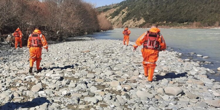 Dyshohet se u zhduk në lumë, kërkimeve për gjetjen e trupit të 42-vjeçarit në Osum po vazhdojnë.