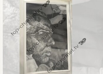 Ekskluzive: Nga inxhinieri mekanik te fotografi i lirisë, fotot e pazakonta të heqjes së bustit