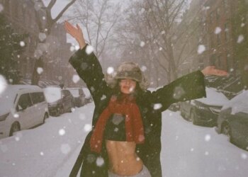 Emily Ratajkowski zbulon lidhjen e saj me Romain Gavras përmes një fotografi së bashku.