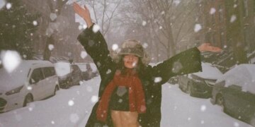 Emily Ratajkowski zbulon lidhjen e saj me Romain Gavras përmes një fotografi së bashku.