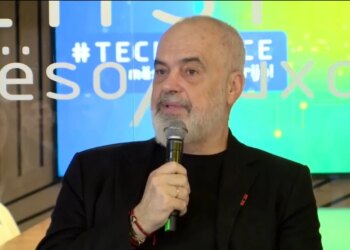 “Emri i AKSHI-t i kërcënuar nga fatkeqësia”, Rama: Çdo goditje e padrejtë ndaj këtij institucioni më dhemb. Në mjegull, e dini sa ujqër e minj ka Shqipëria.