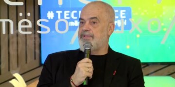 “Emri i AKSHI-t i kërcënuar nga fatkeqësia”, Rama: Çdo goditje e padrejtë ndaj këtij institucioni më dhemb. Në mjegull, e dini sa ujqër e minj ka Shqipëria.