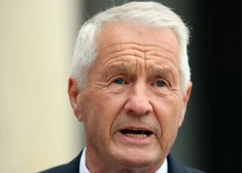Emri i Thorbjorn Jagland, ish-zyrtar i lartë i KiE, është përfshirë në skandalin e dosjeve Epstein, ndërsa policia norvegjeze ka realizuar bastisje në shtëpitë dhe pronat e tij.