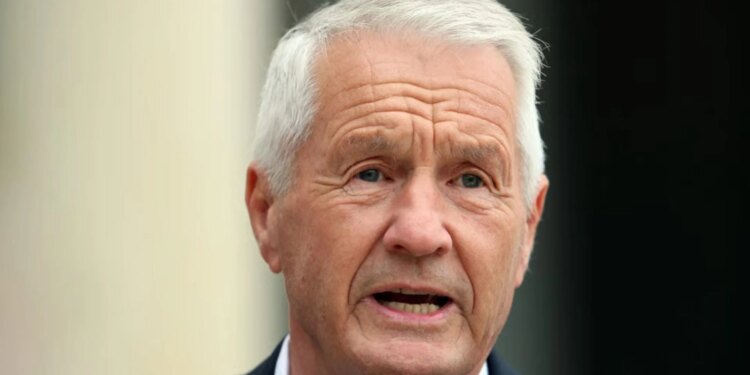 Emri i Thorbjorn Jagland, ish-zyrtar i lartë i KiE, është përfshirë në skandalin e dosjeve Epstein, ndërsa policia norvegjeze ka realizuar bastisje në shtëpitë dhe pronat e tij.