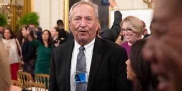 Emri i tij është përmendur në dokumentet e dosjes Epstein, ish-sekretari i Thesarit të SHBA-së dorëzohet si profesor në Universitetin e Harvardit.