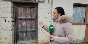 Emri që mbetet si kujtim përjetë në derën e shtëpisë së familjes Kola në Peqin, e cila humbi jetën në Itali