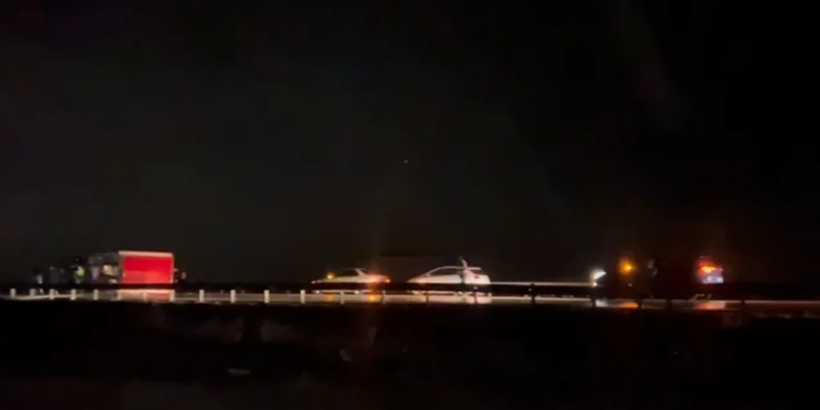 Era e fortë në juglindje shkëput rimorkion nga kamioni, duke bllokuar rrugën në Korçë.