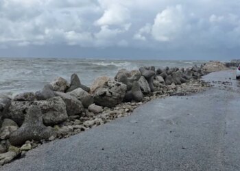 Erozioni rrezikon rrugën bregdetare në Durrës, ku dallgët e detit shkaktojnë dëme në segmentin e Porto Romanos.