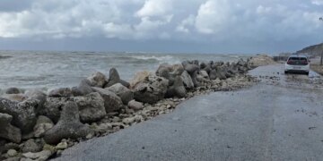 Erozioni rrezikon rrugën bregdetare në Durrës, ku dallgët e detit shkaktojnë dëme në segmentin e Porto Romanos.