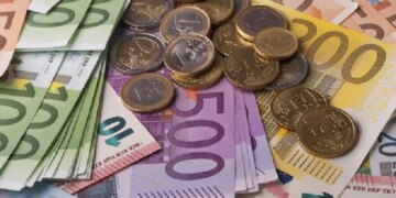 Euro arrin nivelin më të ulët të ri, ekspertët: Remitancat e fillimvitit po e dobësojnë, pritet ulje edhe gjatë sezonit turistik.