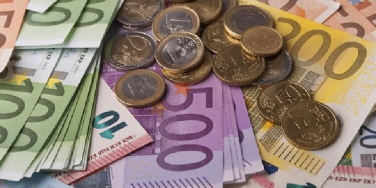 Euro arrin nivelin më të ulët të ri, ekspertët: Remitancat e fillimvitit po e dobësojnë, pritet ulje edhe gjatë sezonit turistik.
