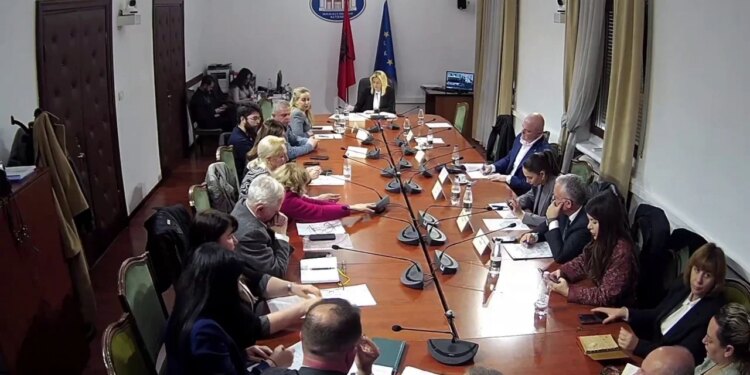 “Evitoni tatimin mbi librat”/ Autorët kundërshtojnë TVSH-në 6%, kërkojnë formalizimin e tregut