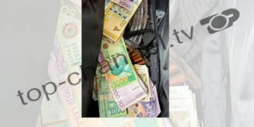 FOTO/ Çanta me paratë e vjedhura nga banka dhe armë kallashnikov, autori hyri dhe doli… pa maskë.