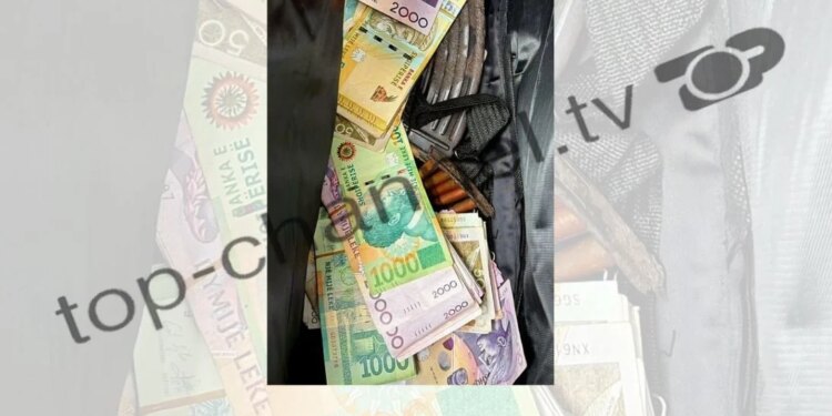 FOTO/ Çanta me paratë e vjedhura nga banka dhe armë kallashnikov, autori hyri dhe doli… pa maskë.