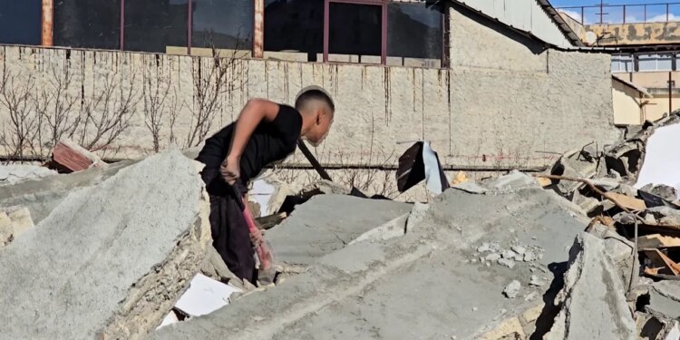 Familjet e të pastrehëve nga shembjet në Durrës kërkojnë zgjidhje pas vendimit për të pastruar kanalin kullues pas përmbytjeve.