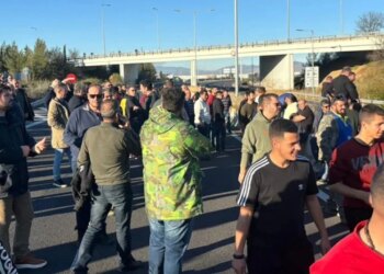 Fermerët grekë e kërkojnë mbështetje nga Athina, siç zhvendosin protestat e tyre bujqësore në sheshin Sintagma