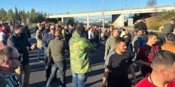 Fermerët grekë e kërkojnë mbështetje nga Athina, siç zhvendosin protestat e tyre bujqësore në sheshin Sintagma