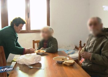 Fiks Fare: Thirrja e një gruaje 70-vjeçare që ndihmon e vetme 3 persona me probleme mendore – mungesa e kujdestarëve, KMCAP dhe psikiatria e akuzojnë njëra-tjetrën.