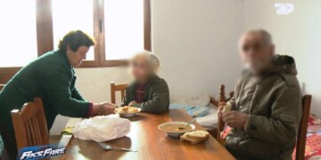 Fiks Fare: Thirrja e një gruaje 70-vjeçare që ndihmon e vetme 3 persona me probleme mendore – mungesa e kujdestarëve, KMCAP dhe psikiatria e akuzojnë njëra-tjetrën.