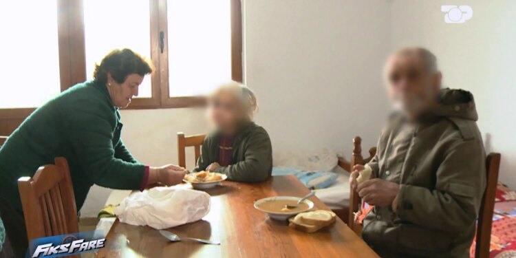 Fiks Fare: Thirrja e një gruaje 70-vjeçare që ndihmon e vetme 3 persona me probleme mendore – mungesa e kujdestarëve, KMCAP dhe psikiatria e akuzojnë njëra-tjetrën.