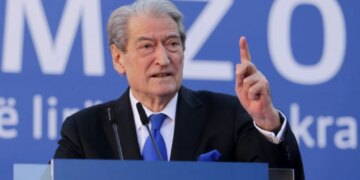 Fjalimi i Ramës në mbledhjen e grupit të PS, Berisha: Mbrojti veten përmes sulmeve ndaj sistemit të drejtësisë dhe shfrytëzimit të administratës.