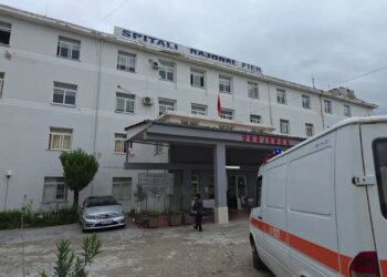 Fluks i lartë në spitalin e urgjencës në Fier: Më shumë se 120 pacientë në ditë, mjekët njoftojnë se gripi ka zgjatur më shumë këtë vit.