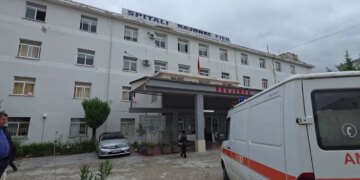 Fluks i lartë në spitalin e urgjencës në Fier: Më shumë se 120 pacientë në ditë, mjekët njoftojnë se gripi ka zgjatur më shumë këtë vit.