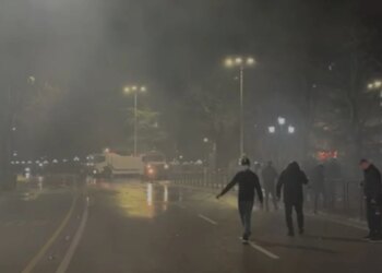 Gaz lotsjellës është përdorur në zyrat e selisë; PD reagon pas trazirave në protestë: Policia ndërpreu faljen e besimtarëve myslimanë.