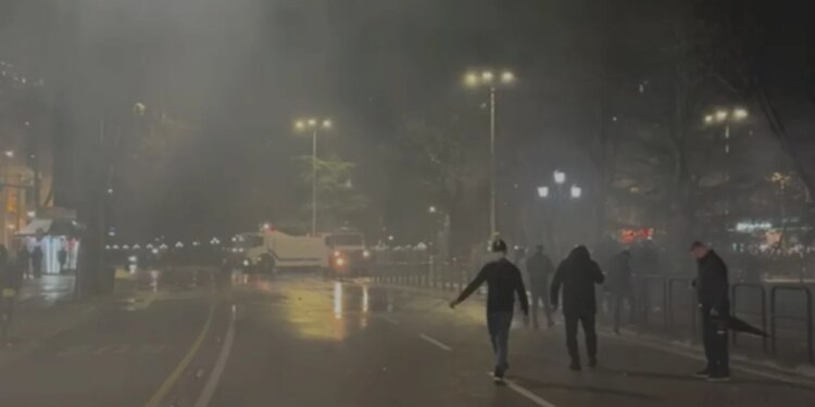 Gaz lotsjellës është përdorur në zyrat e selisë; PD reagon pas trazirave në protestë: Policia ndërpreu faljen e besimtarëve myslimanë.