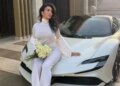 Georgina Rodriguez shfaqet mbi një Ferrari, ndërsa e ardhmja e Ronaldos në Arabinë Saudite vazhdon të jetë e paqartë.
