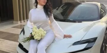 Georgina Rodriguez shfaqet mbi një Ferrari, ndërsa e ardhmja e Ronaldos në Arabinë Saudite vazhdon të jetë e paqartë.