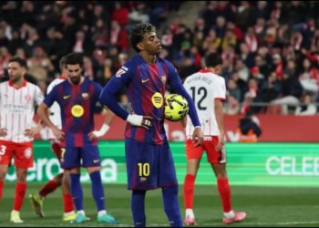 Girona mposht Barcelonën në derbin katalanas, duke i hapur rrugën Realit të Madridit për kreun e La Ligës.