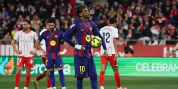 Girona mposht Barcelonën në derbin katalanas, duke i hapur rrugën Realit të Madridit për kreun e La Ligës.