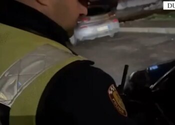 Gjashtë shoferë në Durrës janë arrestuar për përpjekjen për t'u shmangur testit të alkoolit përmes korruptimit të policisë, pasi u kapën duke drejtuar automjetin nën ndikimin e alkoolit.