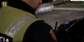 Gjashtë shoferë në Durrës janë arrestuar për përpjekjen për t'u shmangur testit të alkoolit përmes korruptimit të policisë, pasi u kapën duke drejtuar automjetin nën ndikimin e alkoolit.