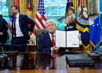 Gjykata Supreme e SHBA-së tërhoqi tarifat e vendosura nga Trump, ndërsa presidenti nënshkroi një urdhër ekzekutiv për një taksë prej 10% ndaj të gjitha shteteve.