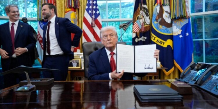 Gjykata Supreme e SHBA-së tërhoqi tarifat e vendosura nga Trump, ndërsa presidenti nënshkroi një urdhër ekzekutiv për një taksë prej 10% ndaj të gjitha shteteve.