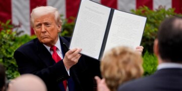 Gjykata e Lartë shpall të paligjshme vendimin, SHBA do të ndalojë mbledhjen e tarifave që nga nesër.