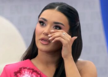 Greta emocionohet teksa babai i saj e befason me një letër.