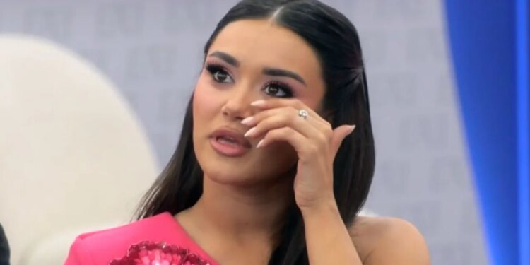 Greta emocionohet teksa babai i saj e befason me një letër.