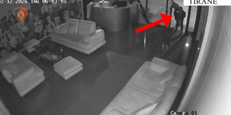Grupi kriminal i “skifterëve” goditet në Tiranë: Arrestohen tre individë për grabitje të parave dhe sendeve me vlerë.
