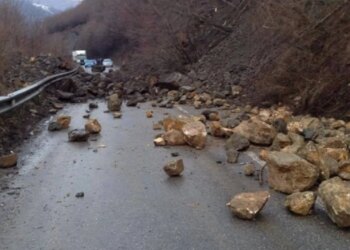 Gurët e rrëshqitur bllokojnë rrugën Librazhd- Qafë Thanë, duke shkaktuar pezullimin e qarkullimit të automjeteve.