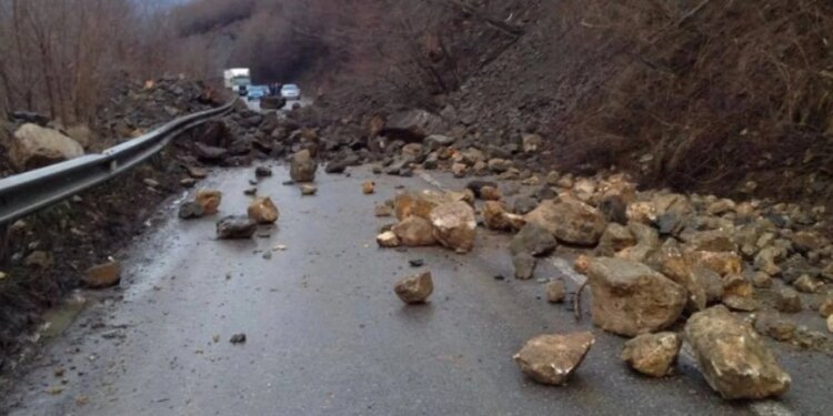 Gurët e rrëshqitur bllokojnë rrugën Librazhd- Qafë Thanë, duke shkaktuar pezullimin e qarkullimit të automjeteve.